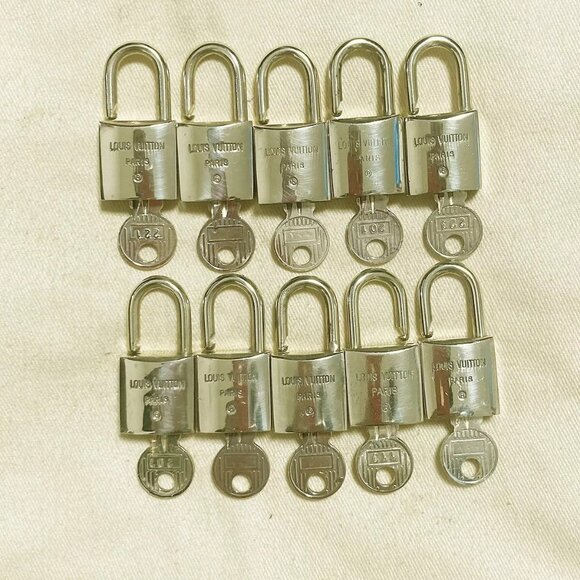 LOUIS VUITTON LV 10 SET PADLOCK CADENA KEY BAG CHARM GOLD PLATED FRANCE - Picture 10 of 12